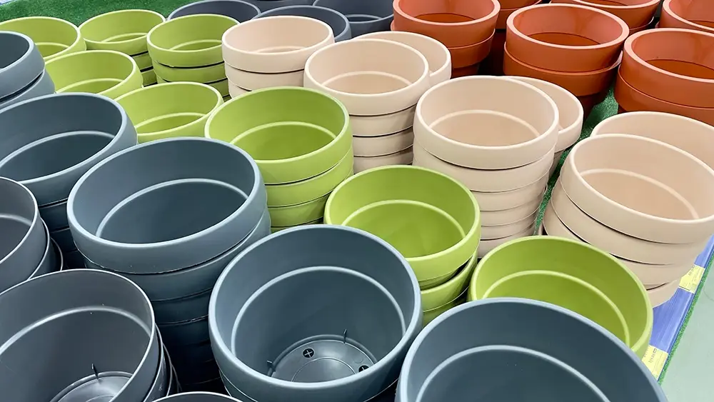 pots-de-fleur-en-plastique